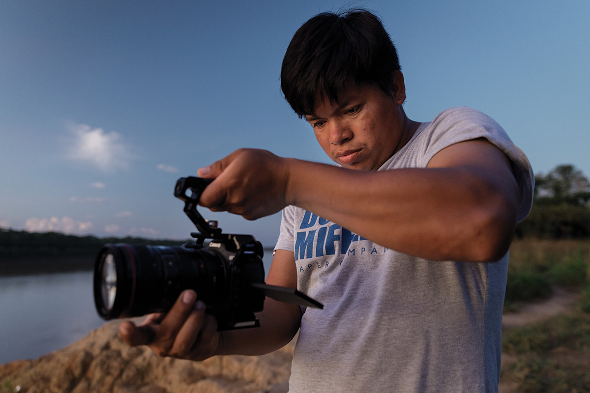 Peregrino Shanocua Chaeta holds a video camera