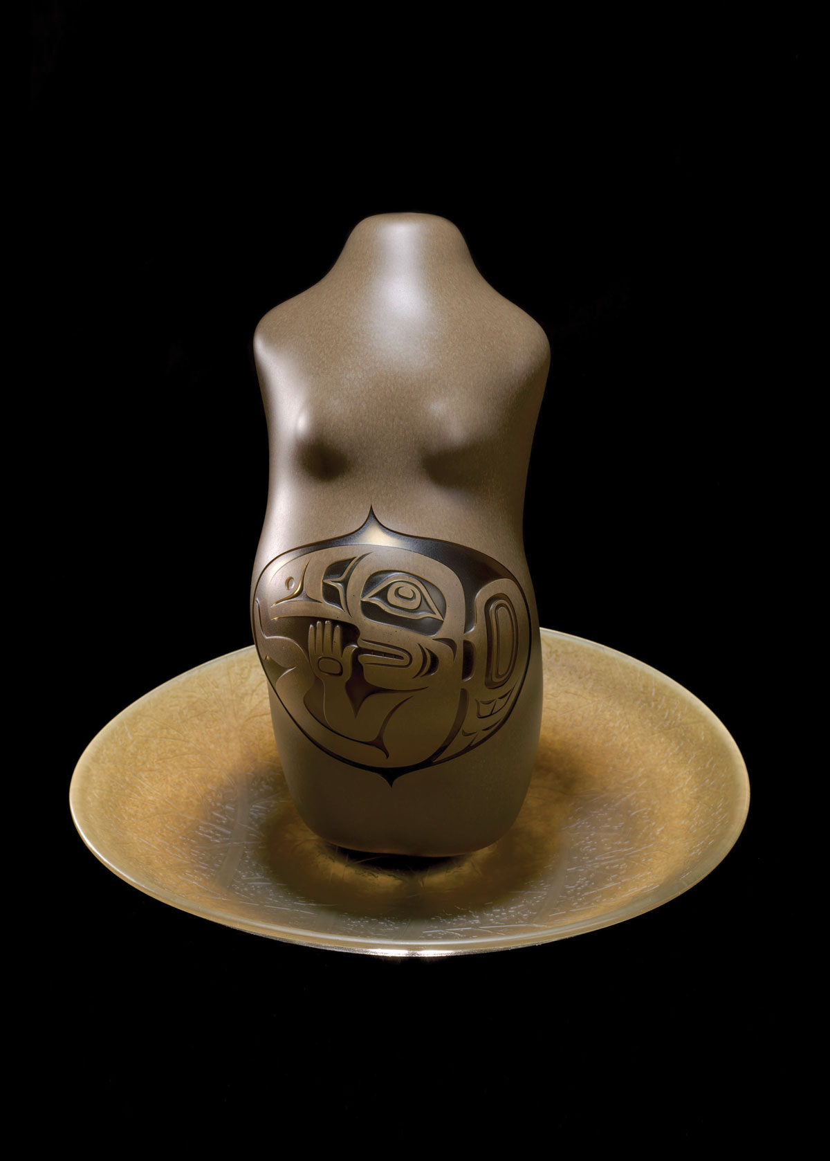 The torso of Naas Shaak Aank-áawu du Séek’, pregnant with Raven