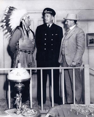 Thorpe with Victor McLaglen on the set of Klondike Annie, in 1935. Mae West was