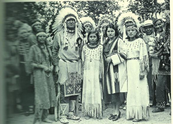 Jim Thorpe, center, with unidentified American Indian extras, in Hollywood, Cal.