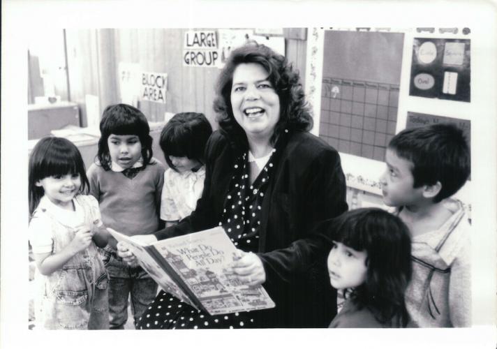 Wilma Mankiller (Cherokee Nation) reads to young students.