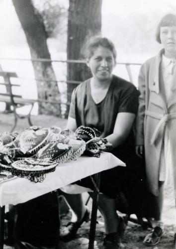 Beadworker Matilda Hill (Tuscarora) with her daughter Norma in 1931.