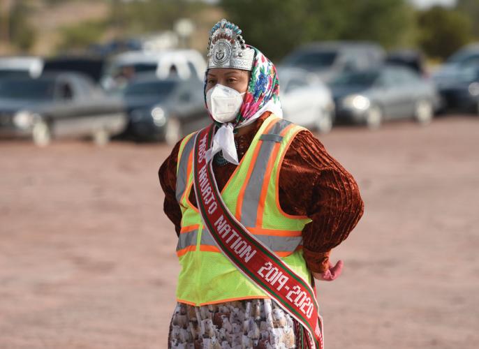 Miss Navajo Nation distributing food