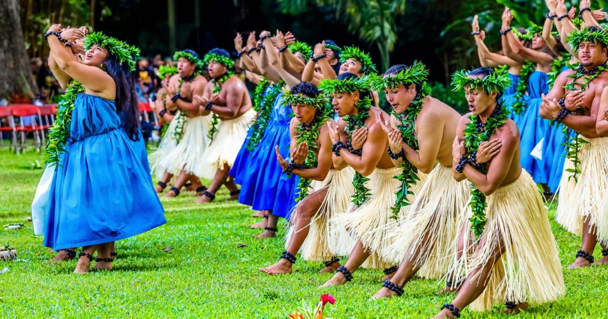 語学・辞書・学習参考書 Hula dancers and toko goda Amazon.com: Hula Dancers & Tiki Gods (A Schiffer Book for