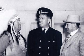 Thorpe with Victor McLaglen on the set of Klondike Annie, in 1935.  Mae West was